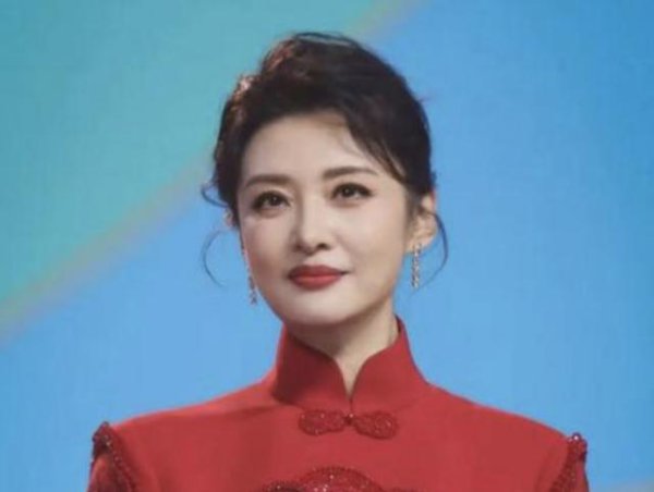 周涛街拍引热议，目光尖锐似刀，昔日温煦已成旧事