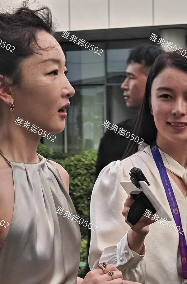 周冬雨银色裙亮相电影节，边幅变化激发烧议，女星转型贫寒再现！