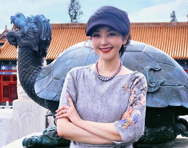 也曾央视明星，如今却涣然冰释，51岁的方琼令东说念主怅然