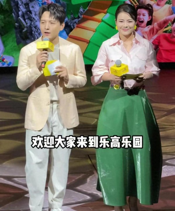 双语控场成新圭臬，百克力陈辰搭档乐高乐土引爆全场