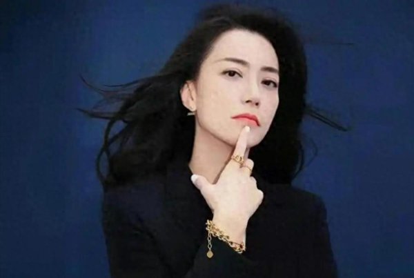 香港金牌经纪霍汶希，脱模特陪谢霆锋23年，如今53岁带14岁孩