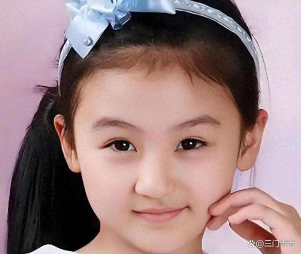 她6岁被成龙抱着上春晚，曾因长歪被骂退圈放洋，现逆袭成女神