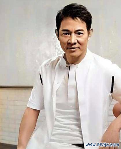 真费解照旧假肃肃？62岁李连杰一个举动败东说念主品，网友直呼丧良心！