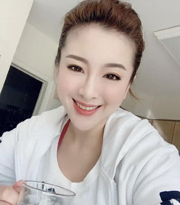张慧雯十年变迁，低调转型成女神，靠勉力获取更生