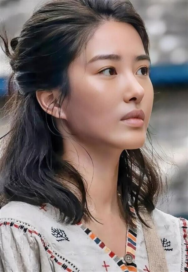 黄黑皮也能好意思得高档？杨采钰素颜晒照引热议，与刘亦菲同框对比太确实