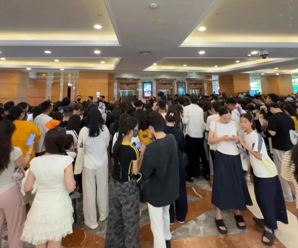 36岁杨颖亮相豪华晚宴，造型精细惊艳全场，重返文娱圈计日可待