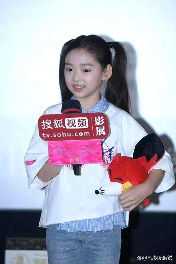 宋佳佟丽娅新片首映，董璇女儿小酒窝成最大惊喜！